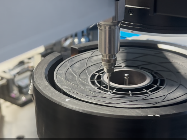 赛德克扇叶自动加胶动平衡机：小尺寸风扇的高效平衡方案